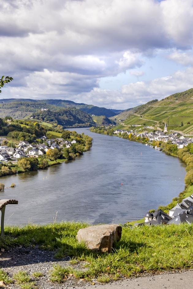 Man sieht links eine Ruhebank. Der Blick geht auf die Mosel mit umliegenden Dörfern