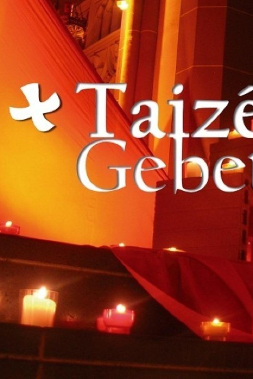 Kerzen und rote und gelbe Tücher