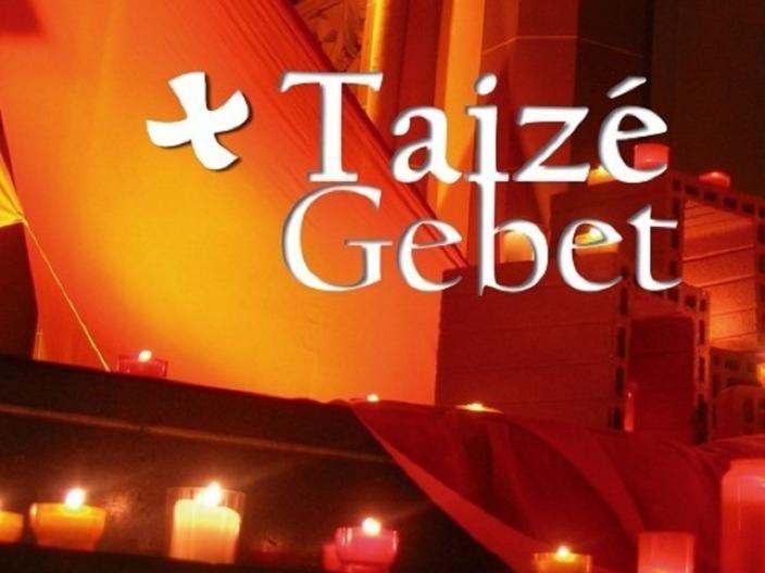 Kerzen und rote und gelbe Tücher