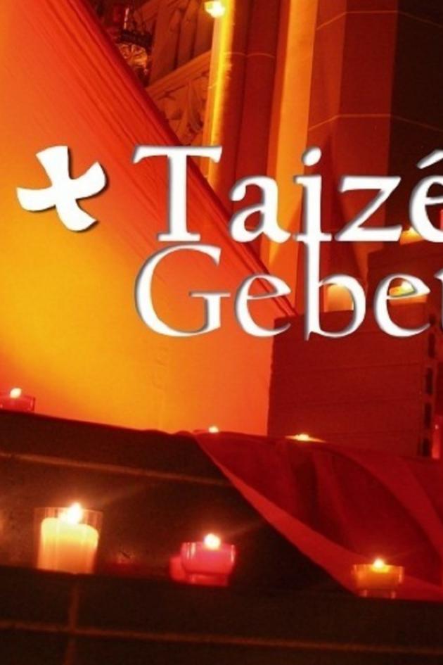 Kerzen und rote und gelbe Tücher