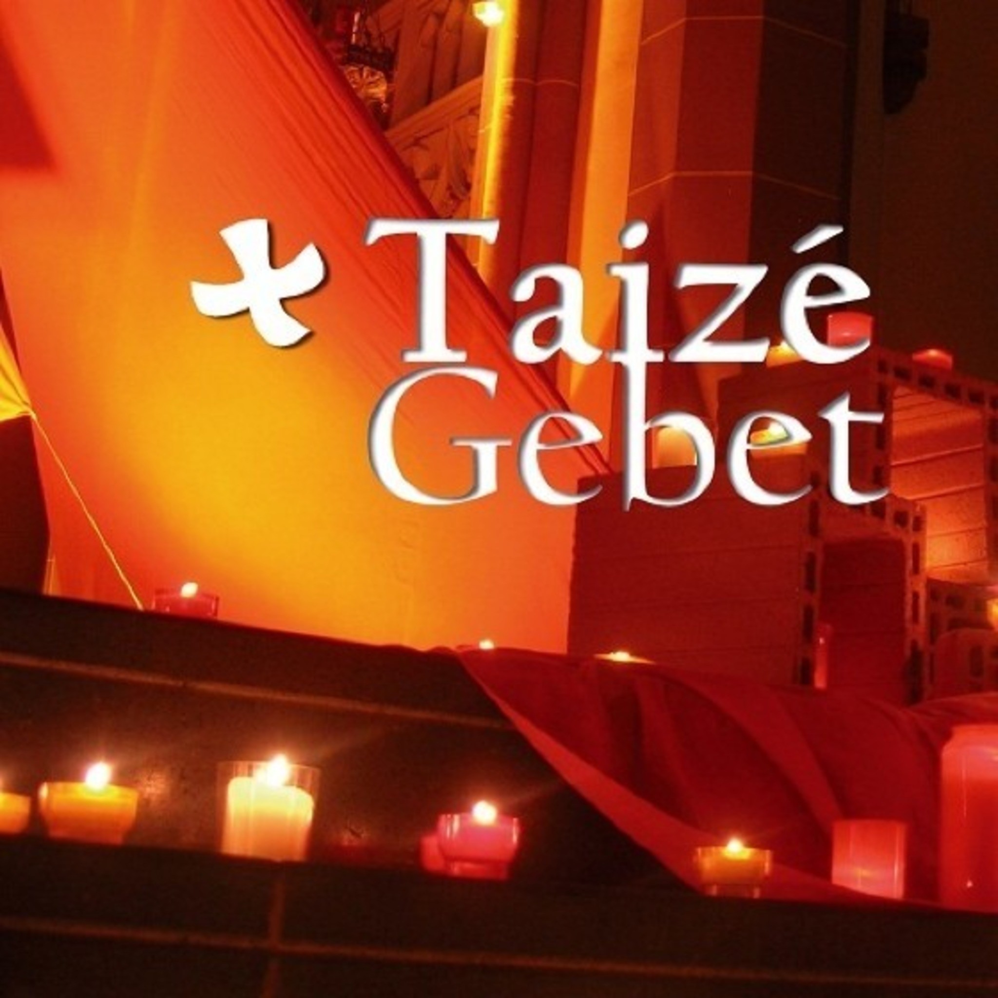 Kerzen und rote und gelbe Tücher