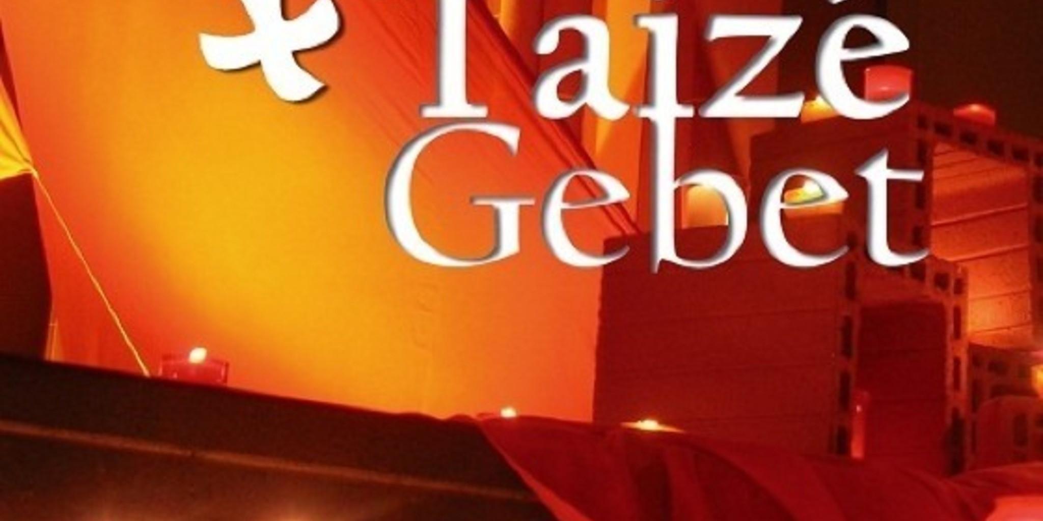 Kerzen und rote und gelbe Tücher