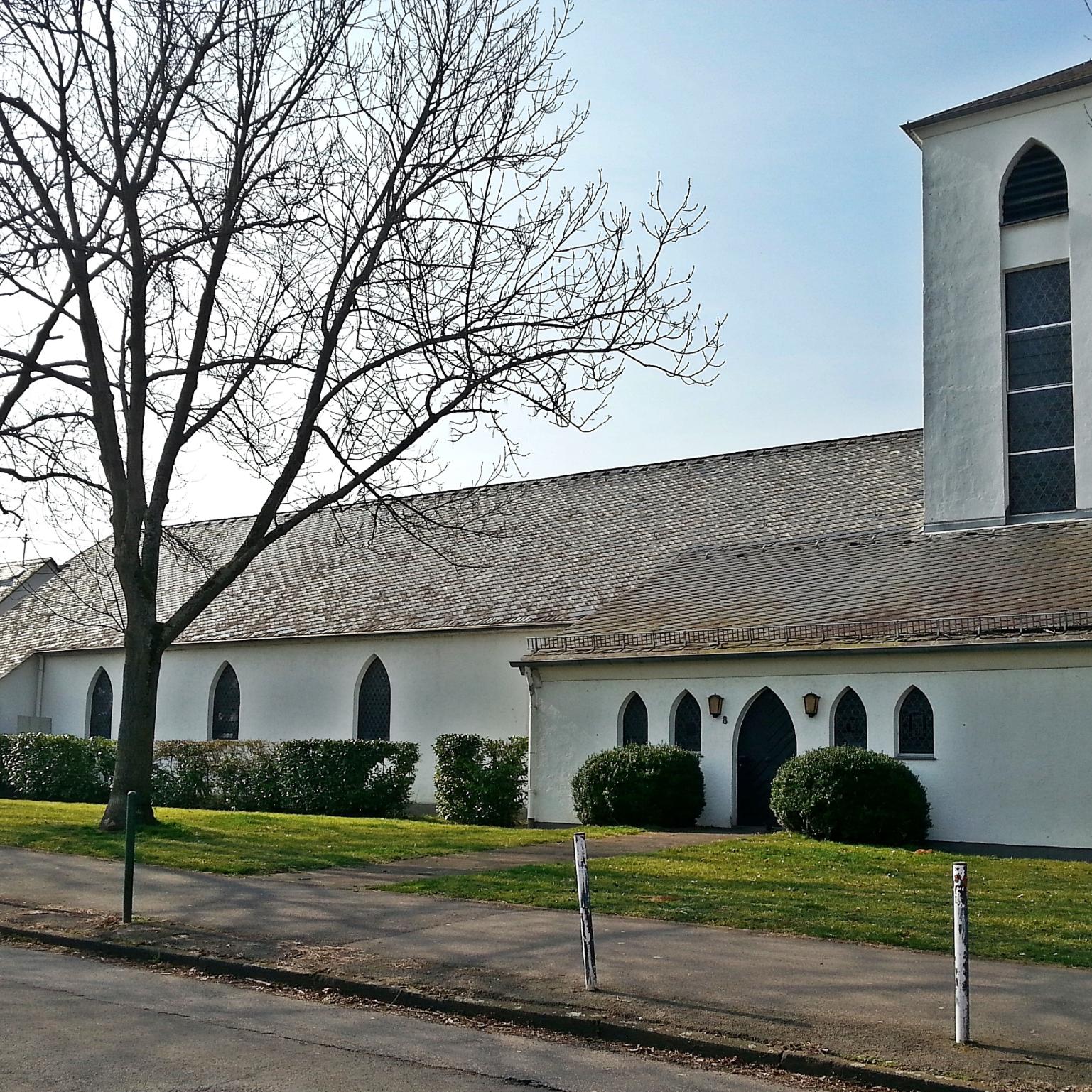 seitliche Ansicht der Kirche St. Beatus von außen von der Straße Finkenherd aus