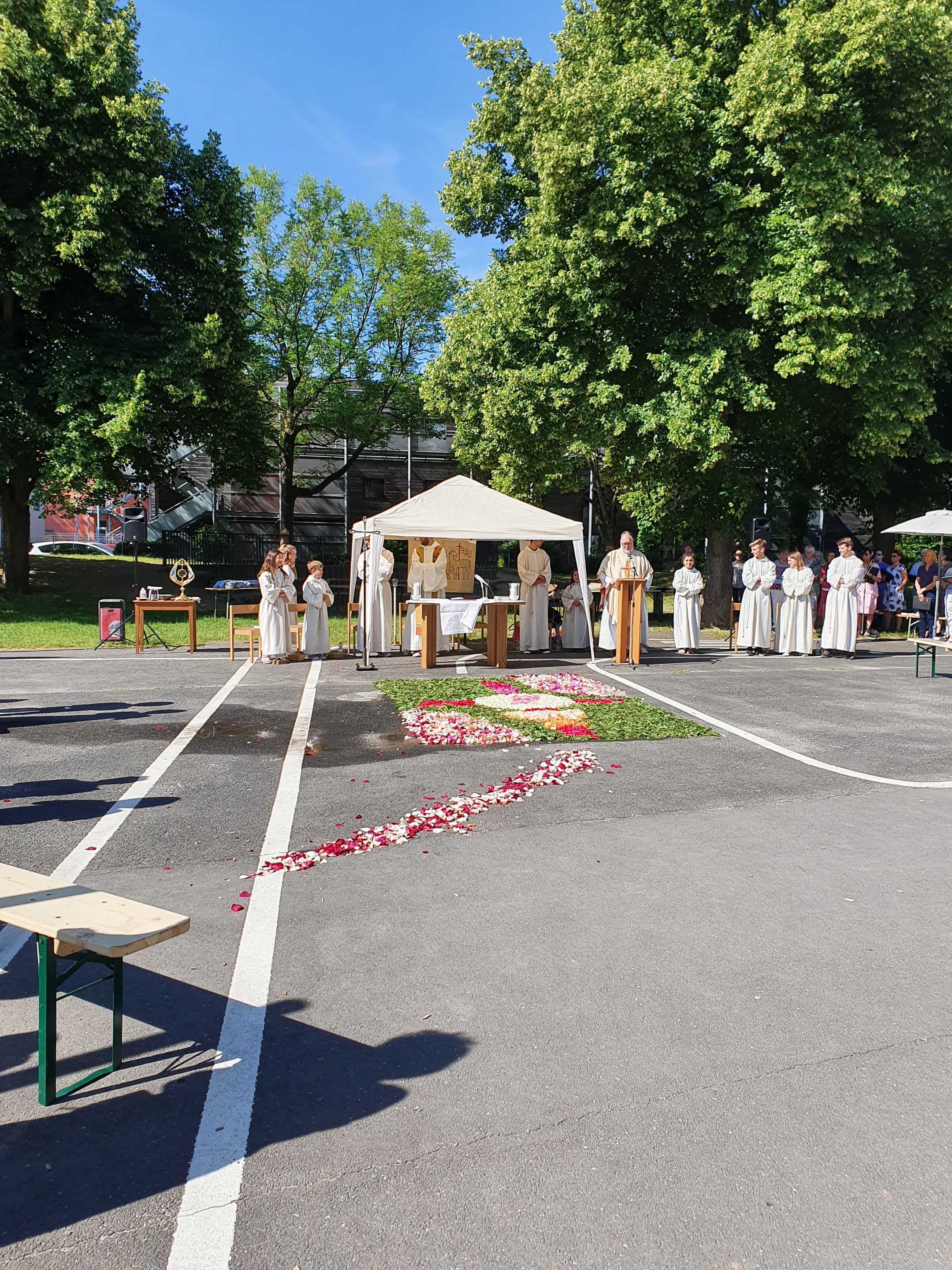 im Vordergrund der Schulhof vor der Kirche, im Hintergrund das Zelt