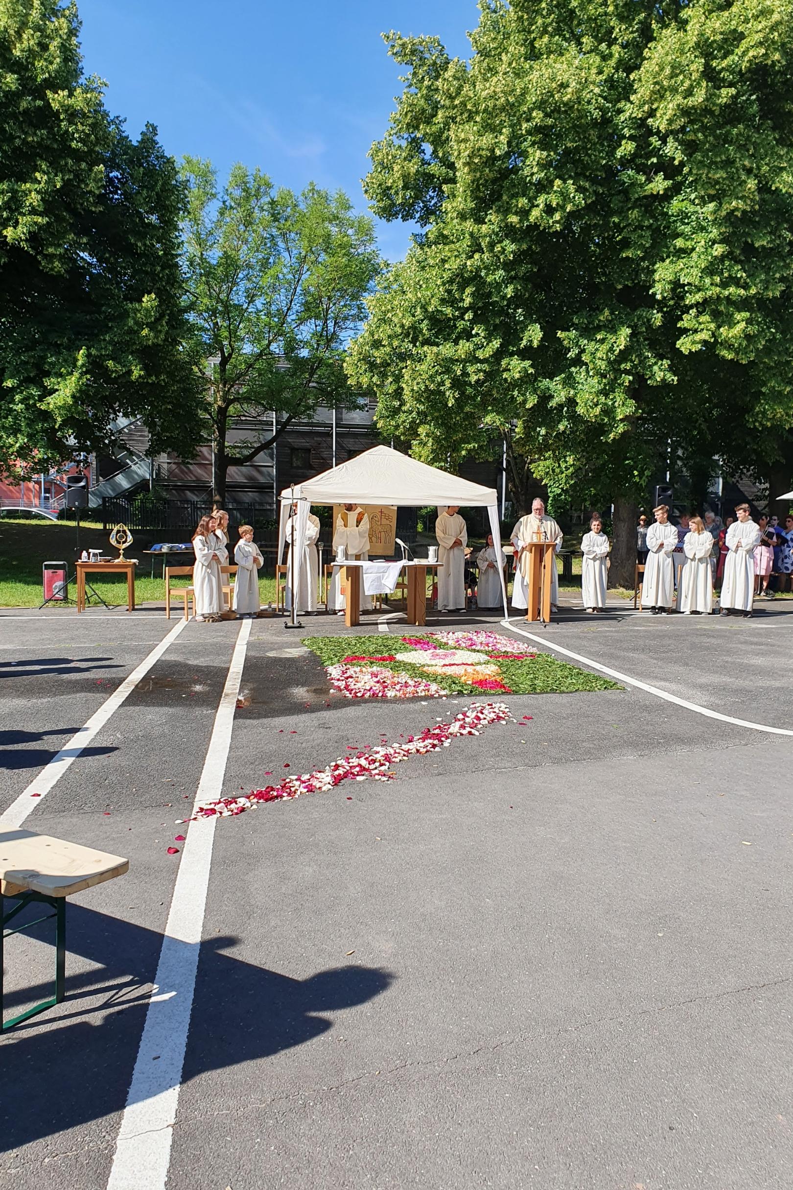 im Vordergrund der Schulhof vor der Kirche, im Hintergrund das Zelt