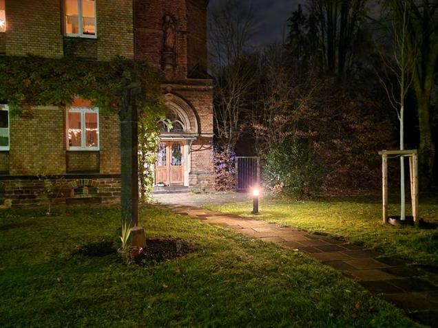 Teilansicht Pfarrhaus Moselweiß im Dunkeln mit Weihnachtsbeleuchtung