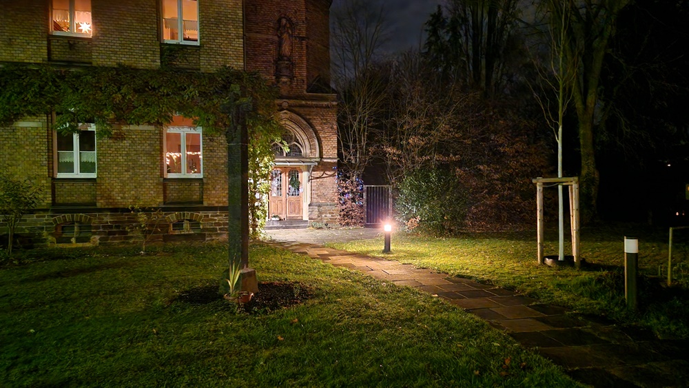 Teilansicht Pfarrhaus Moselweiß im Dunkeln mit Weihnachtsbeleuchtung
