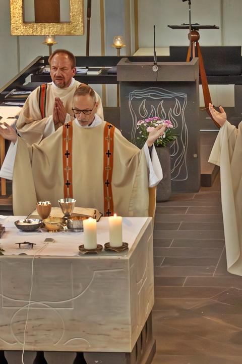 zentral ist der Altar der Kirche St. Franziskus, Koblenz zu sehen, dahinter Priester Heinz-Peter Wilbertz und weitere Pastöre, die im Halbreis um ihn stehen