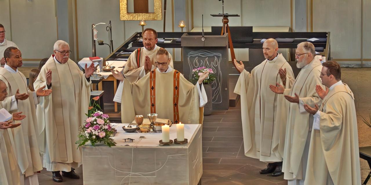 zentral ist der Altar der Kirche St. Franziskus, Koblenz zu sehen, dahinter Priester Heinz-Peter Wilbertz und weitere Pastöre, die im Halbreis um ihn stehen (c) Helmut Thewalt/Bistum Trier zentral ist der Altar der Kirche St. Franziskus, Koblenz zu sehen, dahinter Priester Heinz-Peter Wilbertz und weitere Pastöre, die im Halbreis um ihn stehen