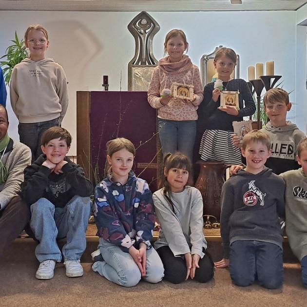 Ein Gruppenfoto der Kommunionkinder aus Moselweiß in Schönstatt, mit Pater Peter Chukwuma