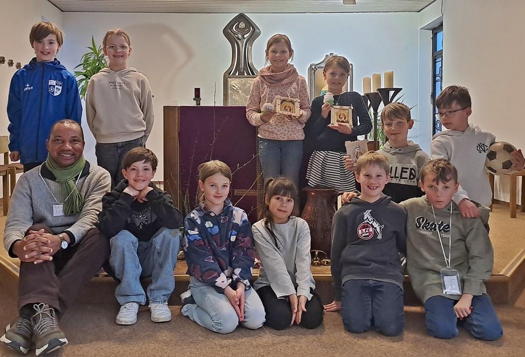 Ein Gruppenfoto der Kommunionkinder aus Moselweiß in Schönstatt, mit Pater Peter Chukwuma