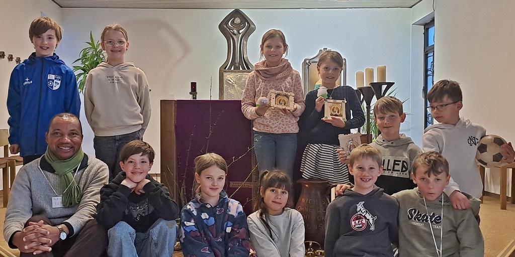 Ein Gruppenfoto der Kommunionkinder aus Moselweiß in Schönstatt, mit Pater Peter Chukwuma
