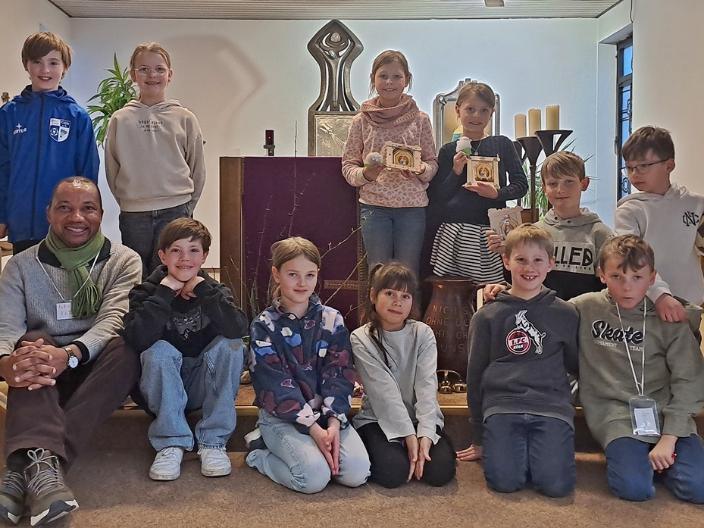 Ein Gruppenfoto der Kommunionkinder aus Moselweiß in Schönstatt, mit Pater Peter Chukwuma