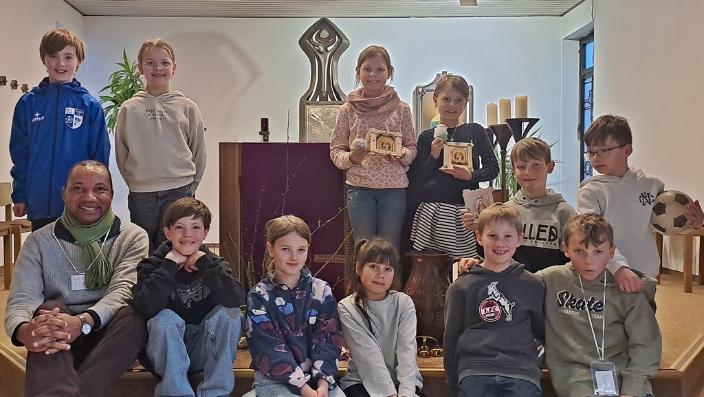 Ein Gruppenfoto der Kommunionkinder aus Moselweiß in Schönstatt, mit Pater Peter Chukwuma