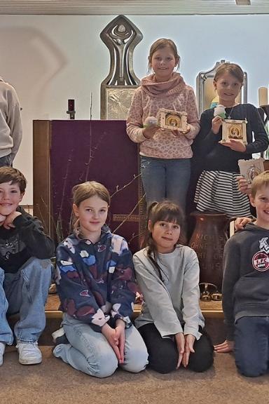 Ein Gruppenfoto der Kommunionkinder aus Moselweiß in Schönstatt, mit Pater Peter Chukwuma