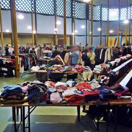 Innenraum Kirche St. Elisabeth mit Secondhandkleidung im Angebot