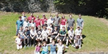 28 Kinder, Jugendliche und Betreuer auf einem Wiesenhang als Gruppe vor einem Kreuz fotografiert (c) Leonie Castor 28 Kinder, Jugendliche und Betreuer auf einem Wiesenhang als Gruppe vor einem Kreuz fotografiert