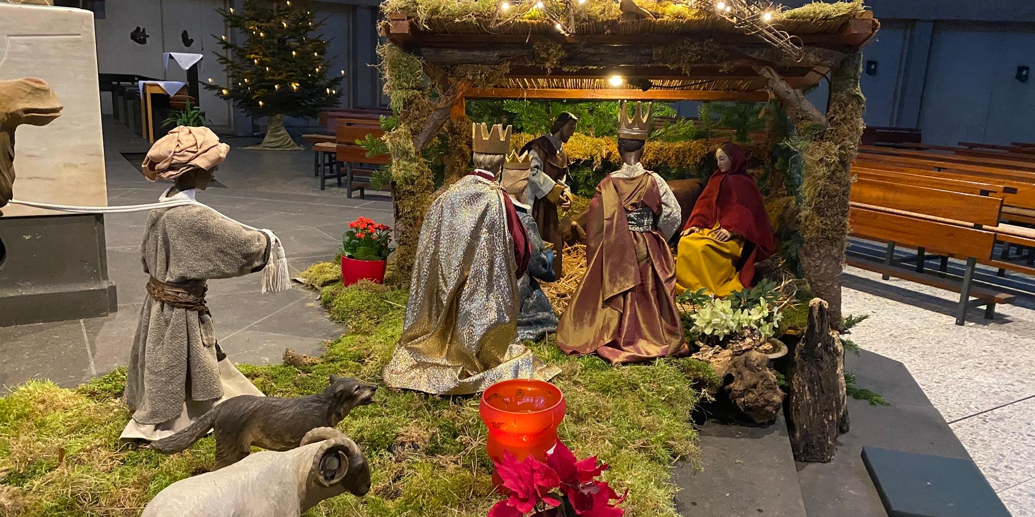 Bild einer Krippe mit wenigen großen Figuren