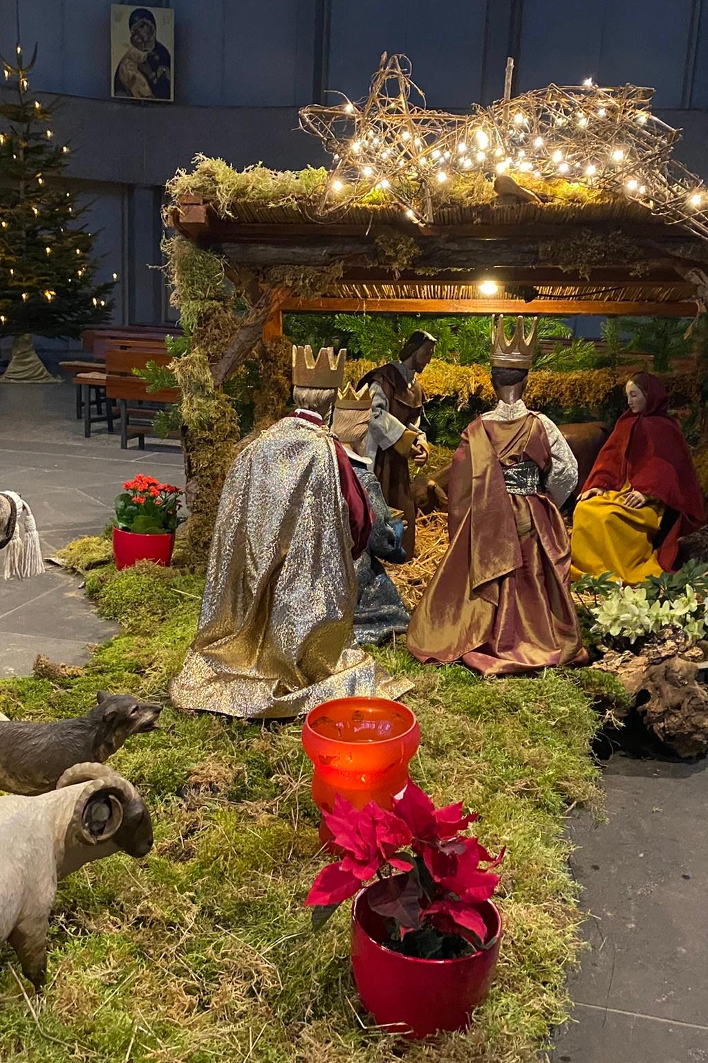Bild einer Krippe mit wenigen großen Figuren