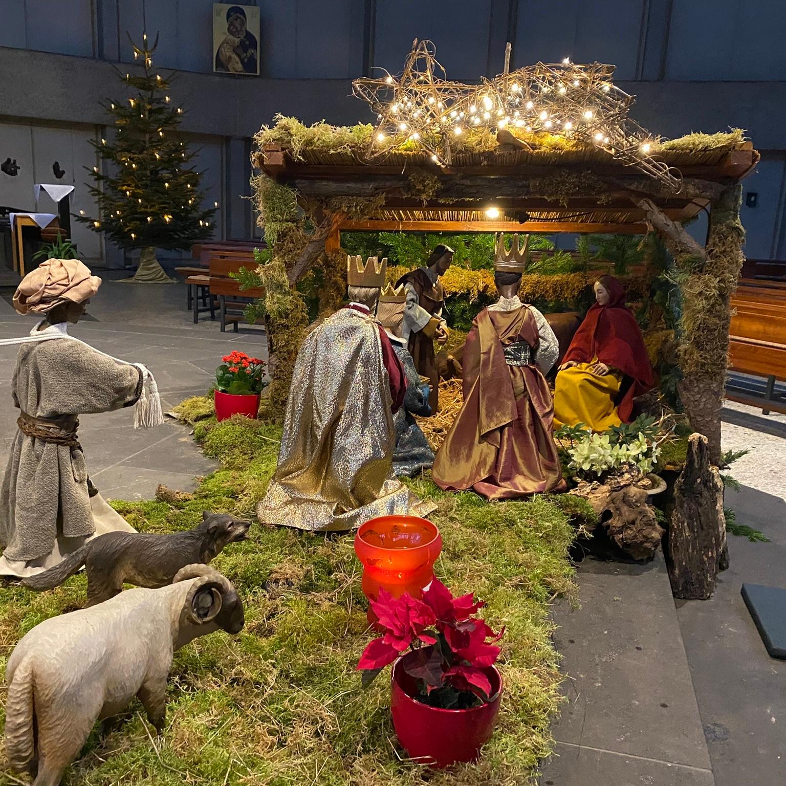 Bild einer Krippe mit wenigen großen Figuren