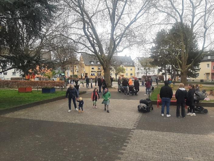 Kinder mit ihren Eltern auf dem Overbergplatz in der Goldgrube bei der Eiersuche an Ostern