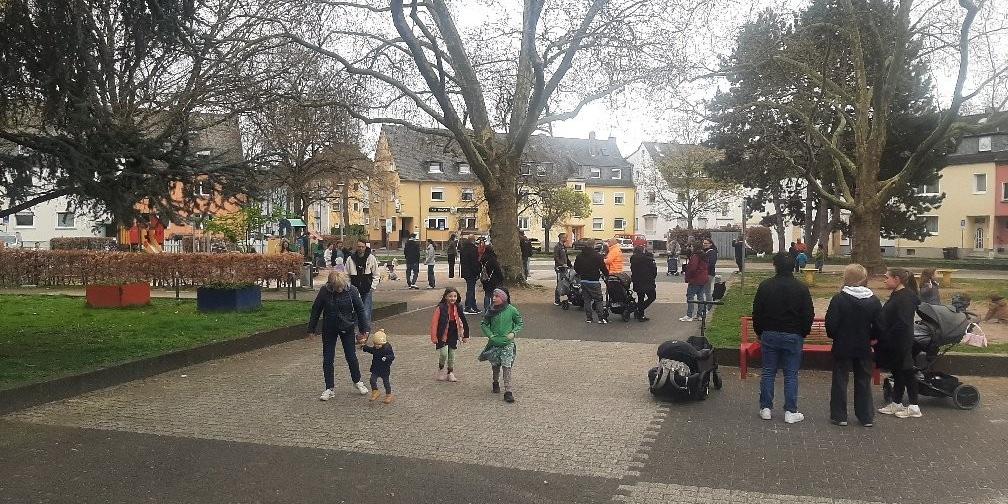 Kinder mit ihren Eltern auf dem Overbergplatz in der Goldgrube bei der Eiersuche an Ostern