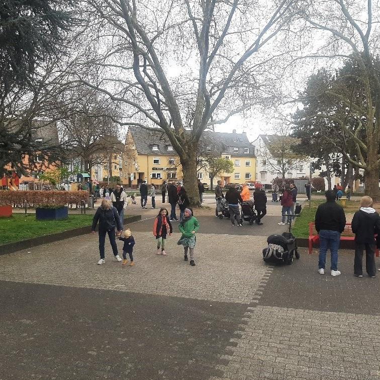 Kinder mit ihren Eltern auf dem Overbergplatz in der Goldgrube bei der Eiersuche an Ostern