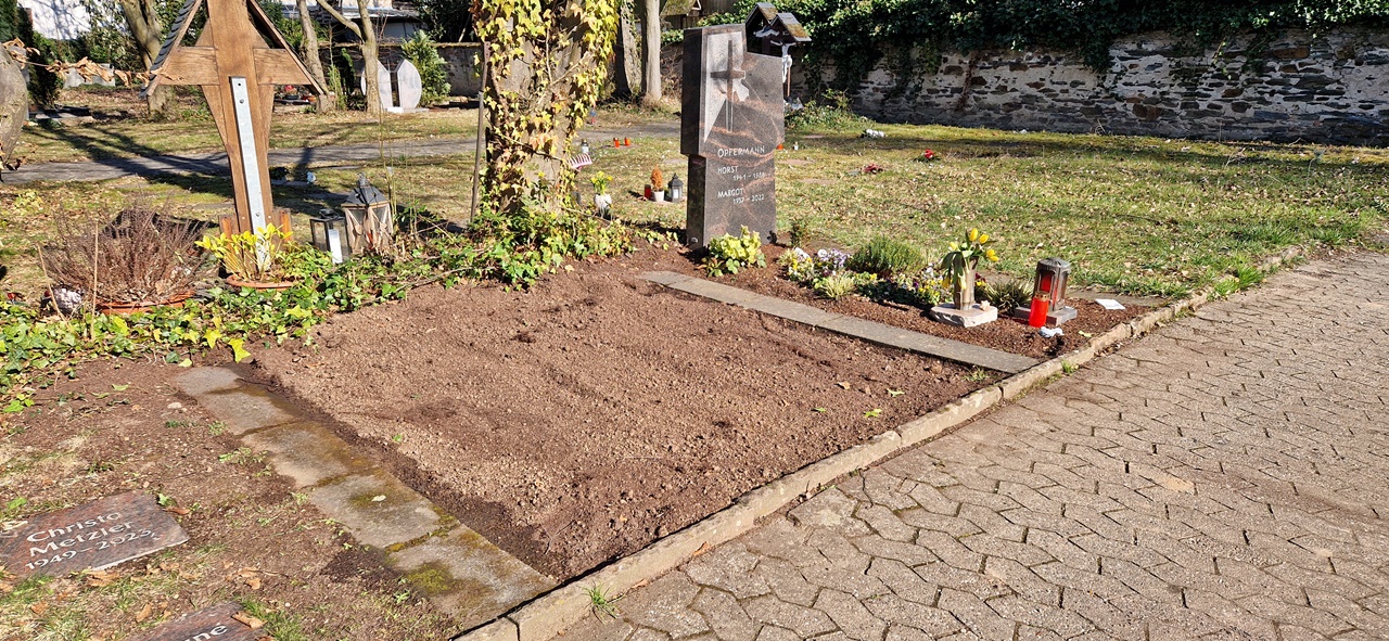 freies Doppel-Grab für Erdbestattung, vorne ein gepflasterter Weg