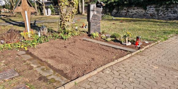 freies Doppel-Grab für Erdbestattung, vorne ein gepflasterter Weg