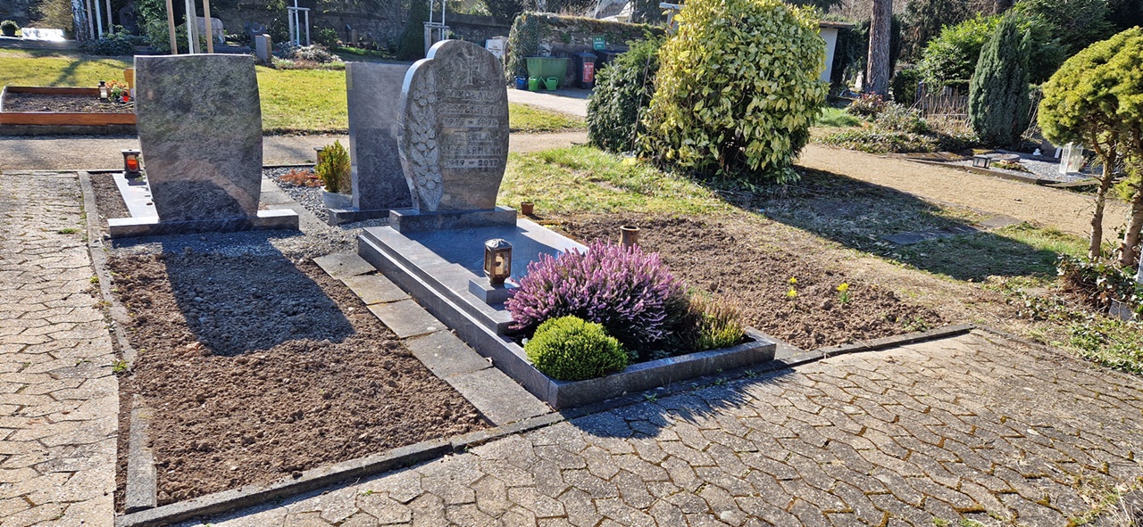 freies und belegtes Einzel-Wahlgrab auf dem Friedhof st. Laurentius (c) Pfarrei Koblenz St. Aposteln freies und belegtes Einzel-Wahlgrab auf dem Friedhof st. Laurentius
