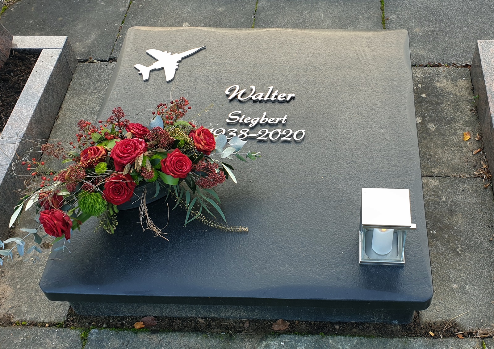 Urnengrab auf dem Friedhof St. Laurentius mit Abdeckplatte (c) Pfarrei Koblenz St. Aposteln Urnengrab auf dem Friedhof St. Laurentius mit Abdeckplatte
