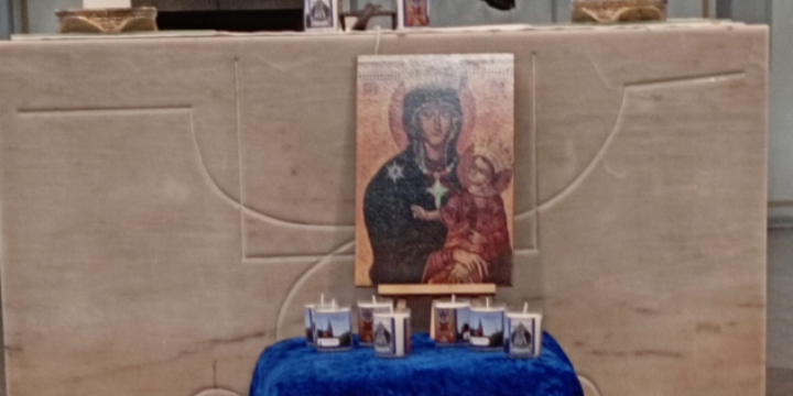 Vor dem Altar in St. Franziskus steht ein Tisch bedeckt mit blauem Tuch darauf ein Bild der Muttergottes und Kerzen. Davor eine Vase mit eine roten Rose und weitere Kerzen (c) Gaby Tampe Vor dem Altar in St. Franziskus steht ein Tisch bedeckt mit blauem Tuch darauf ein Bild der Muttergottes und Kerzen. Davor eine Vase mit eine roten Rose und weitere Kerzen
