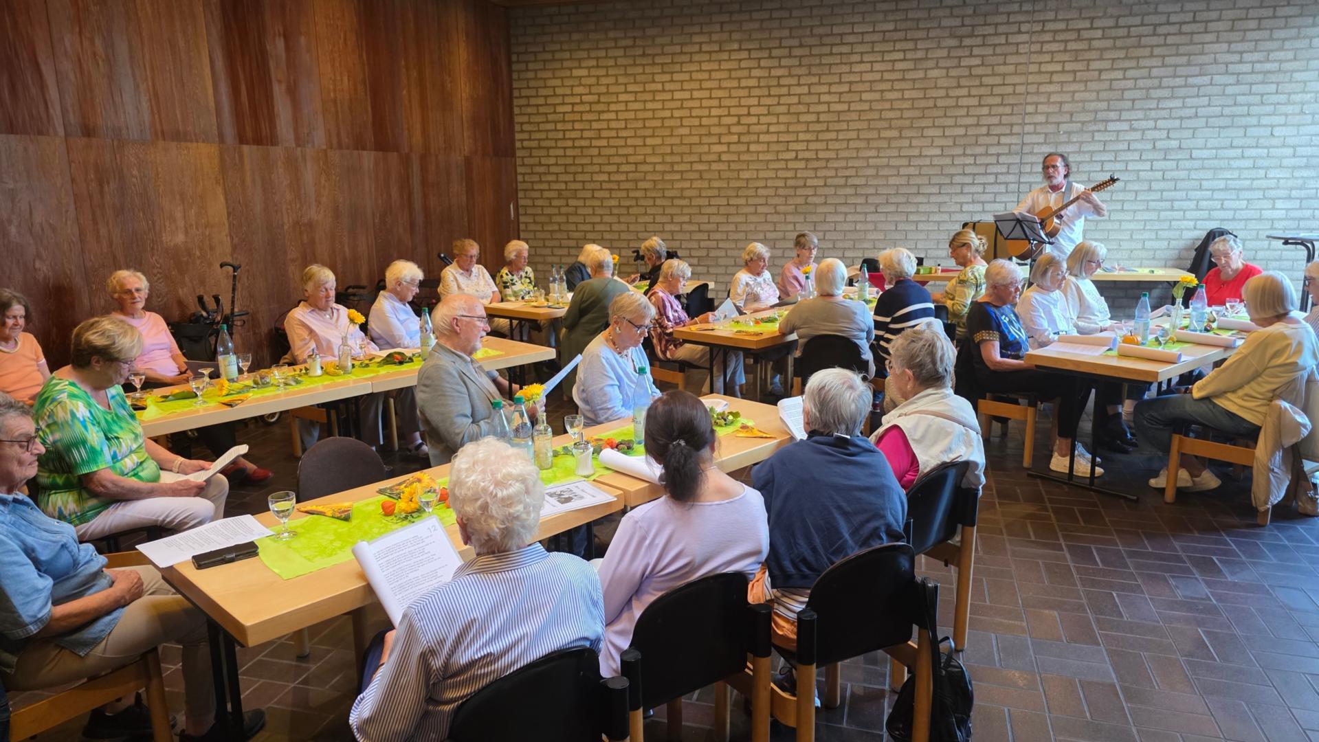 Urlaub ohne Koffer 1. Tag (c) Christoph Wölk Gesellige Runde mit Gesang und Märchen zu „Kleider machen Leute“