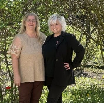 Linda Godlinski und Susanne Putzke (fehlten auf dem Gruppenfoto) Die beiden MAV Mitglieder Susanne Putzke und Linda Godlinski gemeinsam, im Hintergund ein Strauch