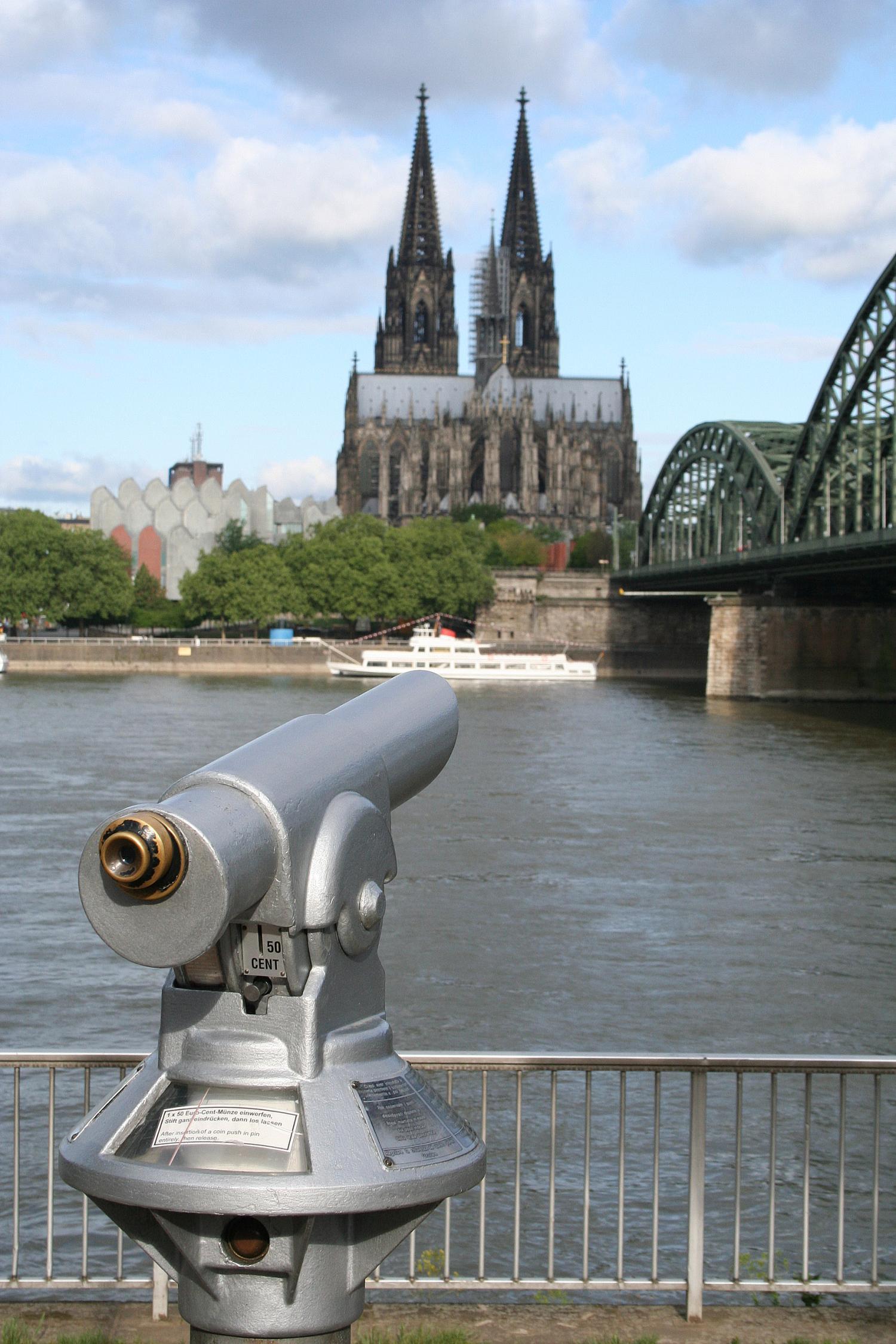 Blick von der gegenüberliegenden Rheinseite auf den Dom, im Vordergrund ein Fernrohr