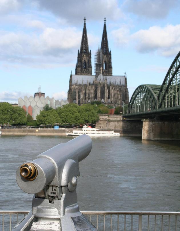 Blick von der gegenüberliegenden Rheinseite auf den Dom, im Vordergrund ein Fernrohr
