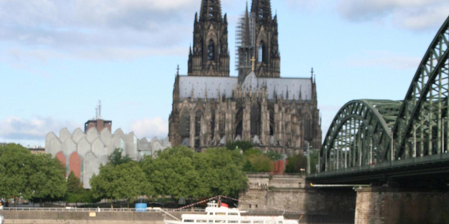 Blick von der gegenüberliegenden Rheinseite auf den Dom, im Vordergrund ein Fernrohr