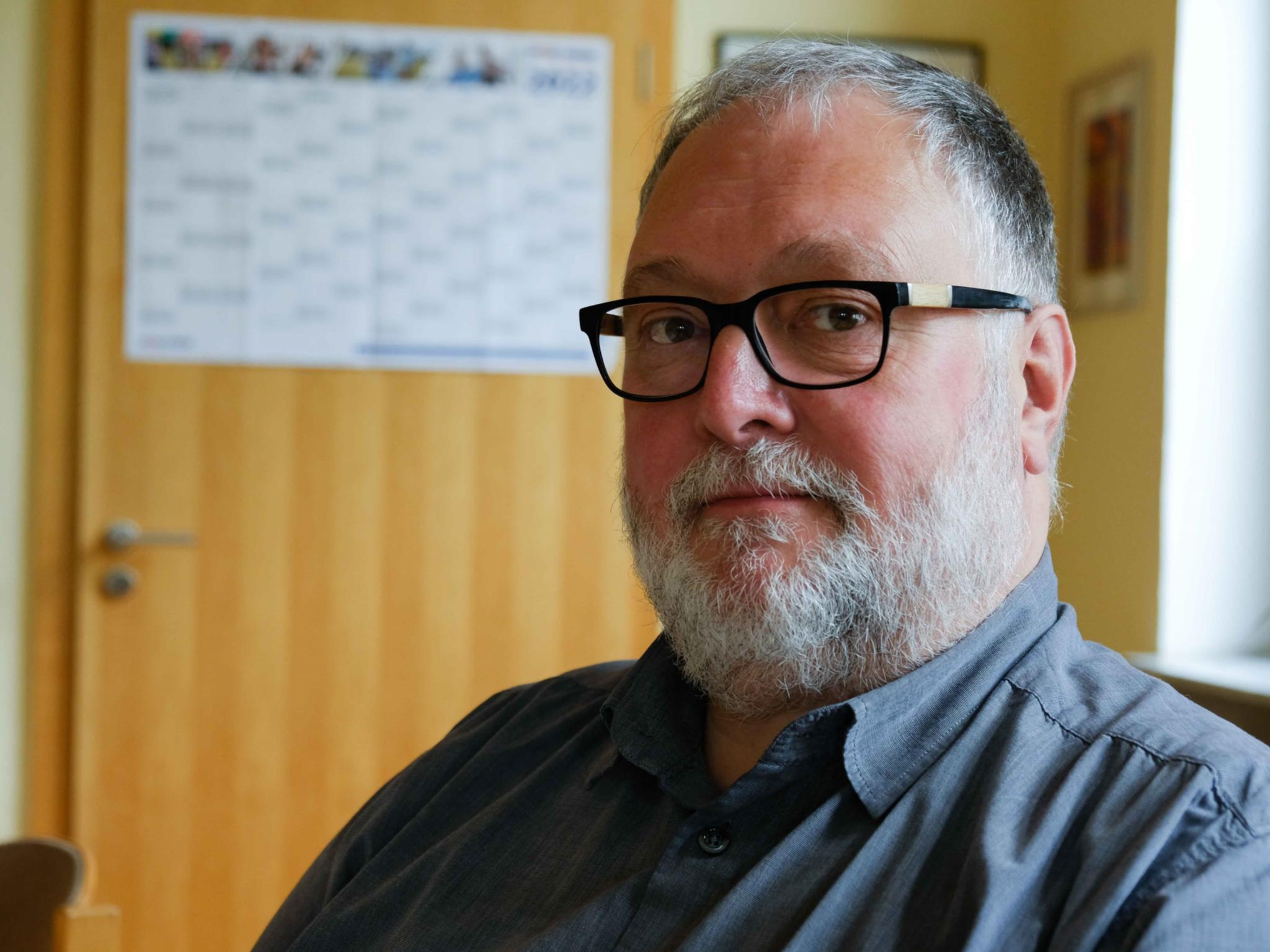 Pfarrer Michael Frevel in seinem Büro (c) Pfarrei Koblenz St. Aposteln Pfarrer Michael Frevel in seinem Büro