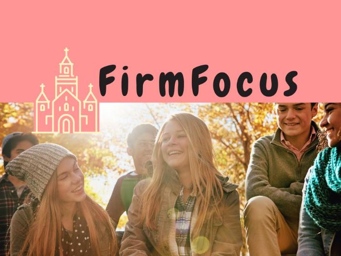 Oben ein breiter rosaner Streifen, unten mehrere fröhliche Jungendliche, in der Mitte der Schriftzug FirmFocus und die stilisierte Zeichnung einer Kirche