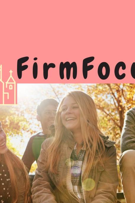 Oben ein breiter rosaner Streifen, unten mehrere fröhliche Jungendliche, in der Mitte der Schriftzug FirmFocus und die stilisierte Zeichnung einer Kirche