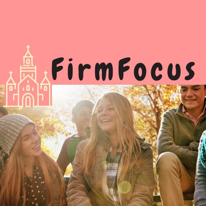 Oben ein breiter rosaner Streifen, unten mehrere fröhliche Jungendliche, in der Mitte der Schriftzug FirmFocus und die stilisierte Zeichnung einer Kirche