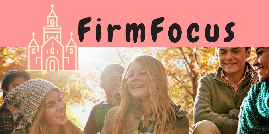 Oben ein breiter rosaner Streifen, unten mehrere fröhliche Jungendliche, in der Mitte der Schriftzug FirmFocus und die stilisierte Zeichnung einer Kirche