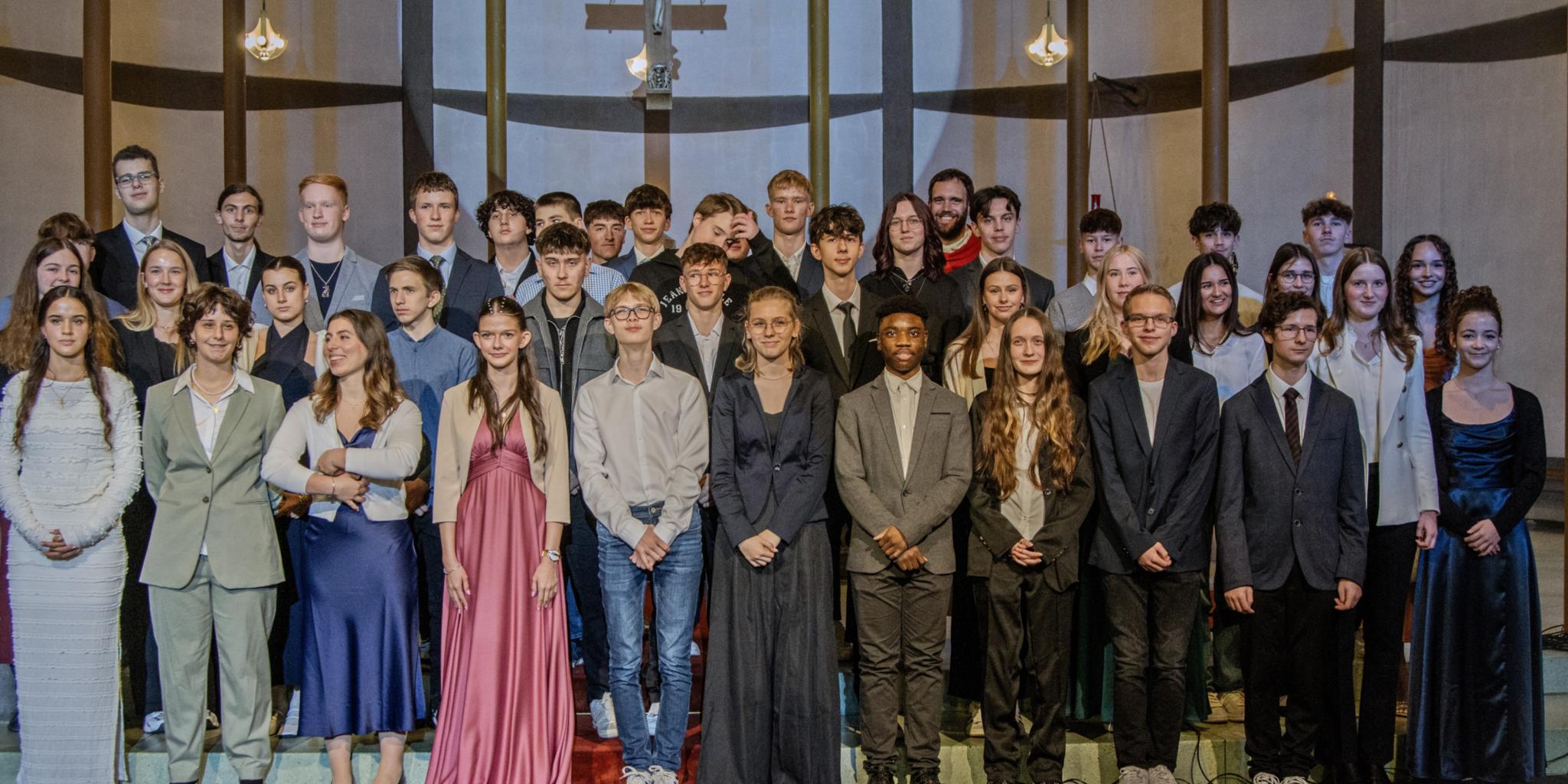 Gruppenfoto der Firmlinge im Hintergrund steht Firmspender Dominic Lück (c) Finley Berg/Pastoraler Raum Koblenz Gruppenfoto der Firmlinge im Hintergrund steht Firmspender Dominic Lück