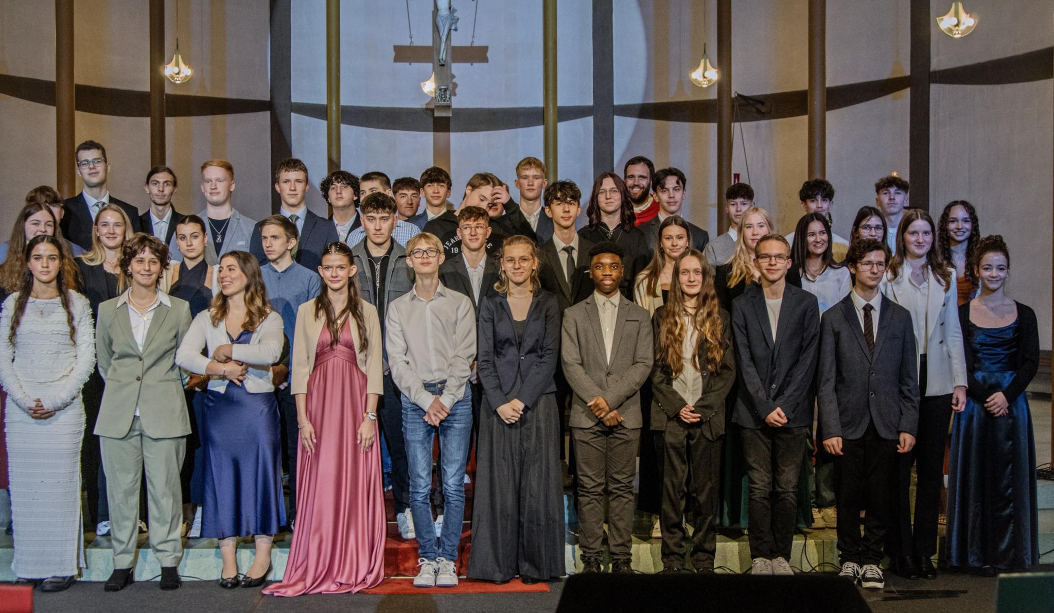 Gruppenfoto der Firmlinge im Hintergrund steht Firmspender Dominic Lück