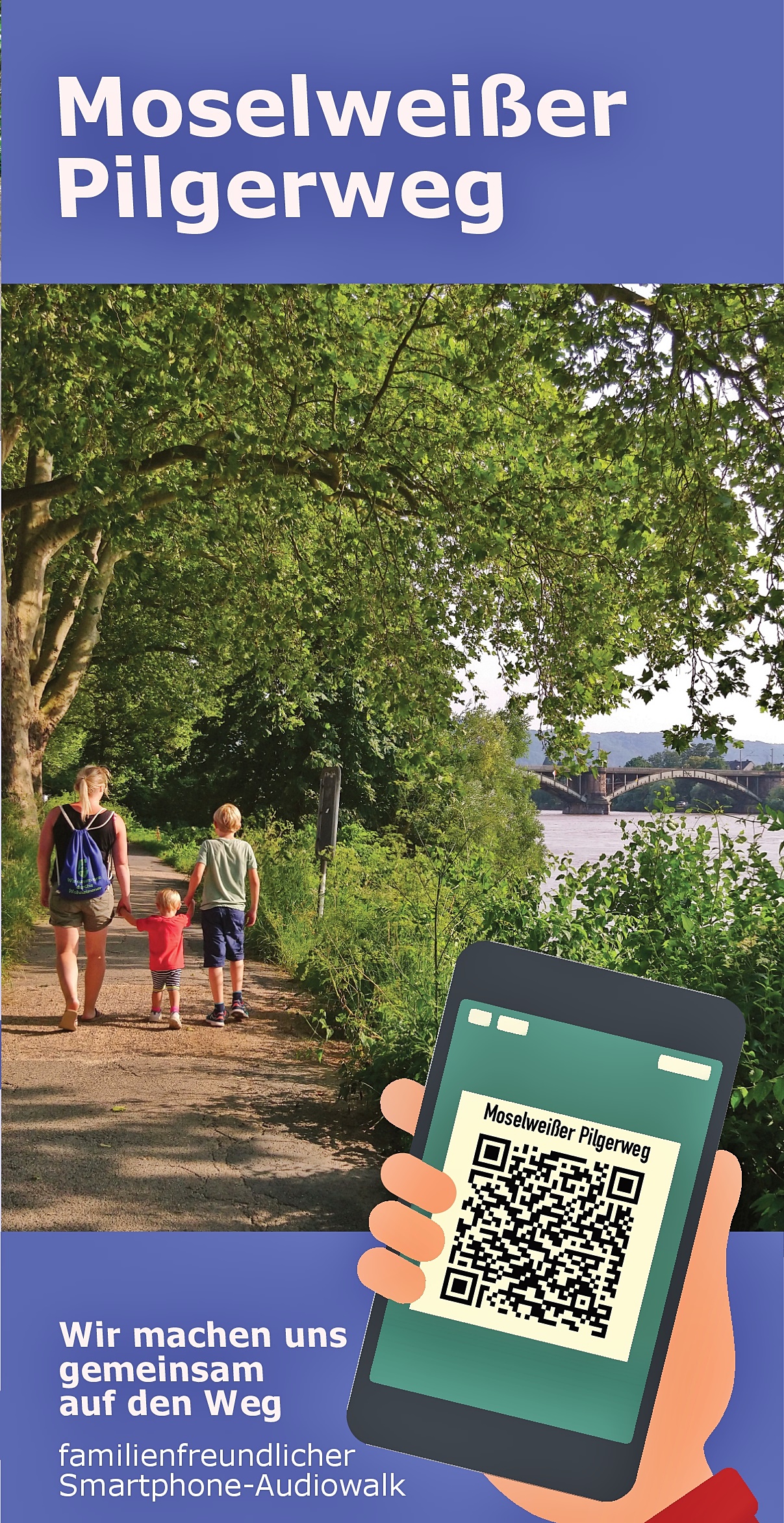 Titelbild des Flyers des Moselweißer Pilgerwegs, im Hintergrund eine Frau die mit zwei Kindern an der Mosel spazieren geht, von hinten aufgenommen