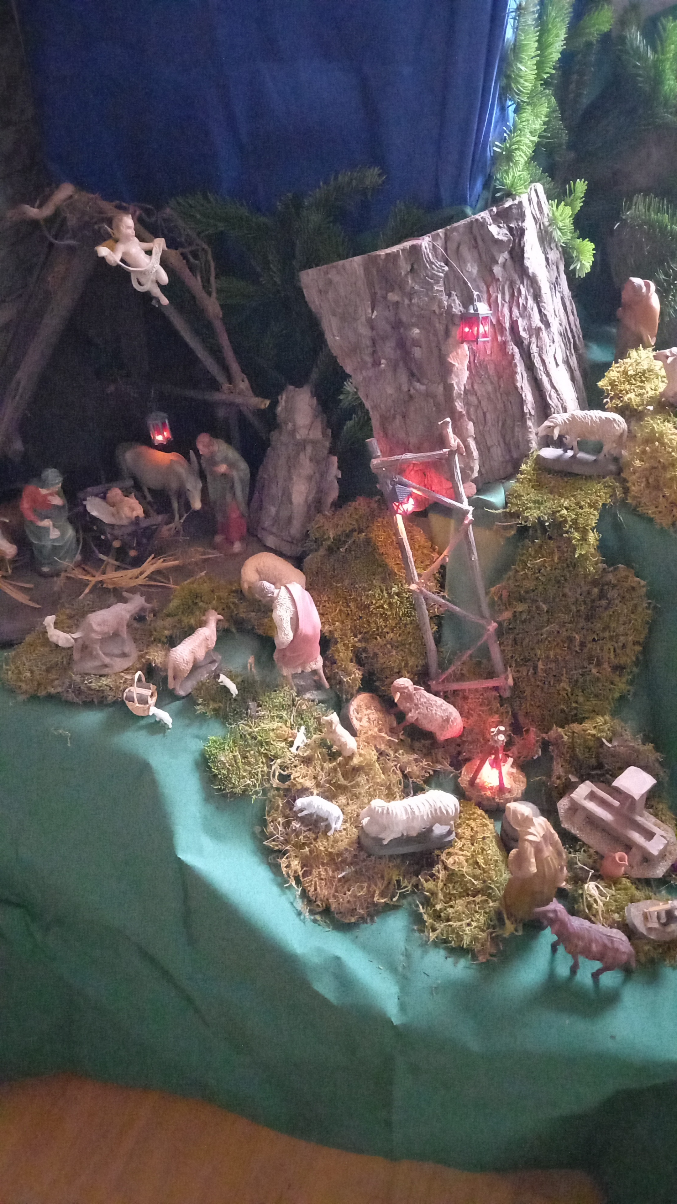 Hirten und Schafe gehen einen stilisierten Berg hoch zur Weihnachtskrippe mit der Heiligen Familie (c) Claudia Castor Ott/Pfarrei Koblenz St. Aposteln Hirten und Schafe gehen einen stilisierten Berg hoch zur Weihnachtskrippe mit der Heiligen Familie