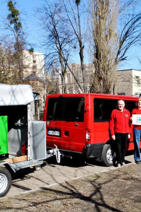 Zu sehen ist ein Transporter mit Anhänger auf dem der Stromgenerator geladen ist