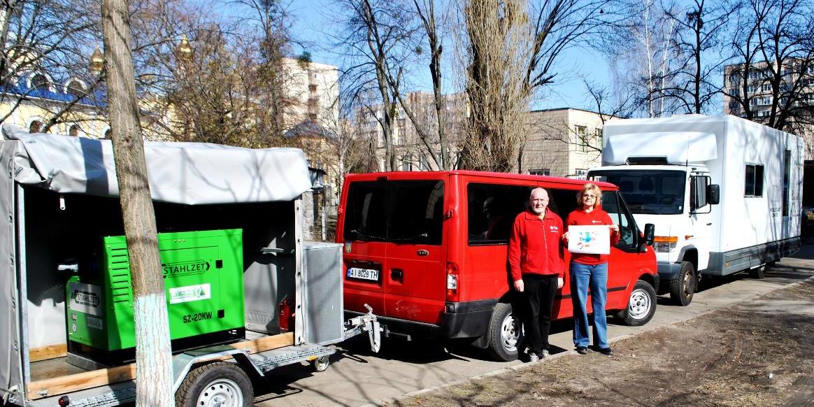 Zu sehen ist ein Transporter mit Anhänger auf dem der Stromgenerator geladen ist
