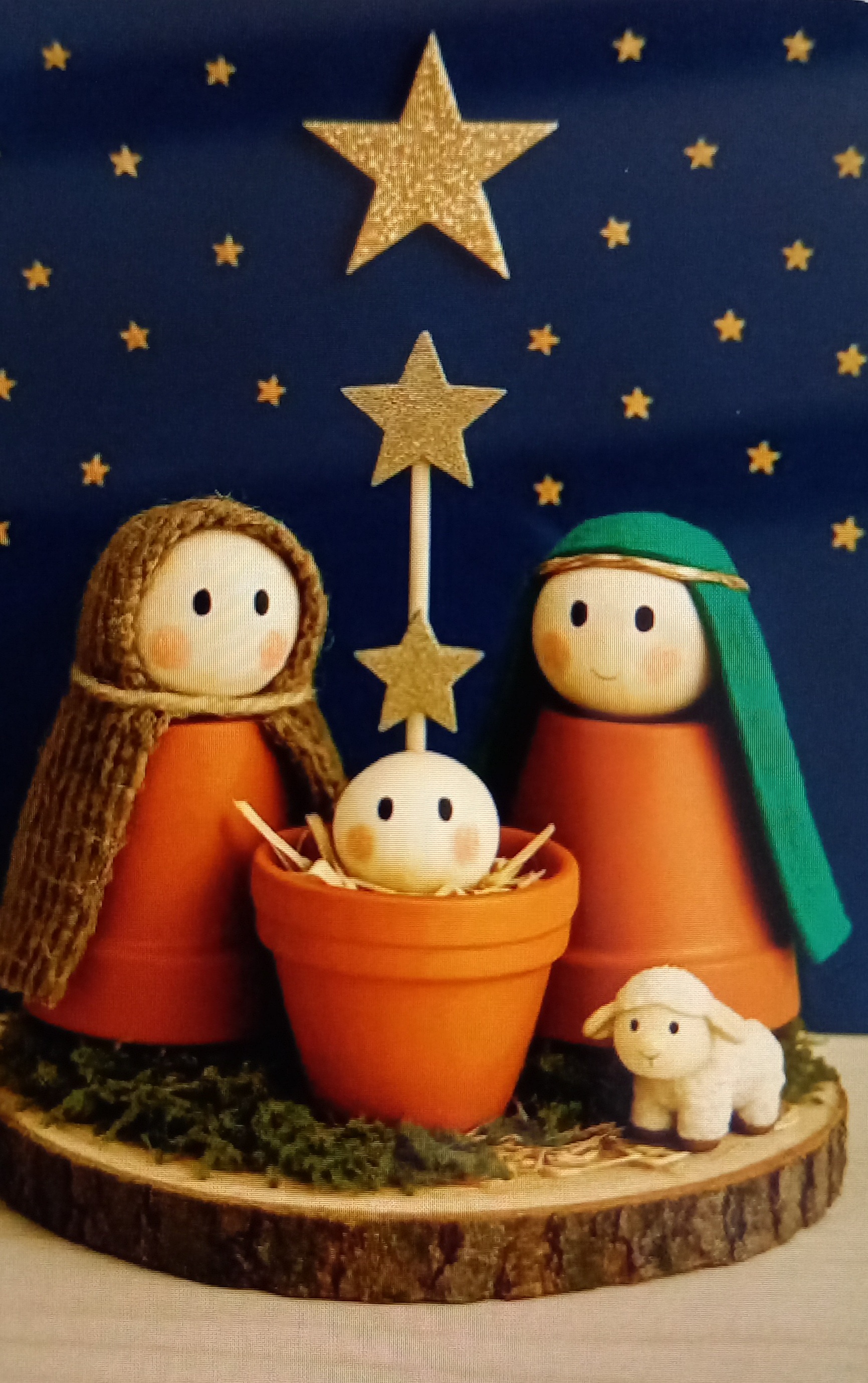 Die Heilige Familie Josef, Maria und das Jesuskind mit Hilfe von kleinen Blumentöpfen aus Ton und Holzkugeln auf denen ein Gesicht gemalt ist. (c) Claudia Castor Ott/Pfarrei Koblenz St. Aposteln Die Heilige Familie Josef, Maria und das Jesuskind mit Hilfe von kleinen Blumentöpfen aus Ton und Holzkugeln auf denen ein Gesicht gemalt ist.
