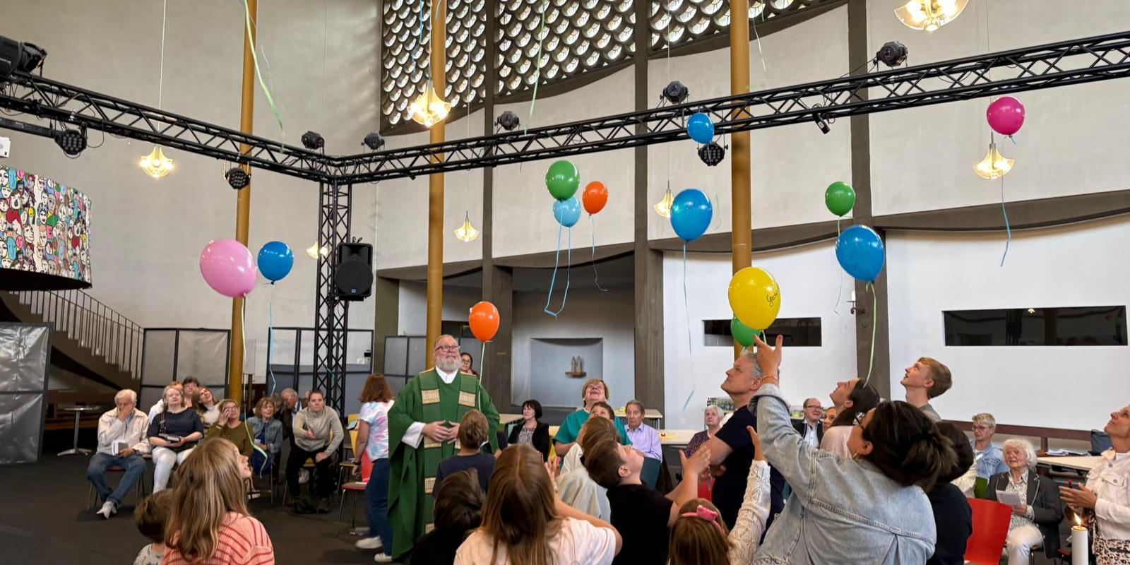 Kinder, Jugendliche, Erwachsene lassen im Gottesdienst in der St. Elisabeth Kirche, Koblenz Rauental bunte Luftballons steigen (c) Petra Gotthard / Pfarrei Koblenz St. Aposteln Kinder, Jugendliche, Erwachsene lassen im Gottesdienst in der St. Elisabeth Kirche, Koblenz Rauental bunte Luftballons steigen